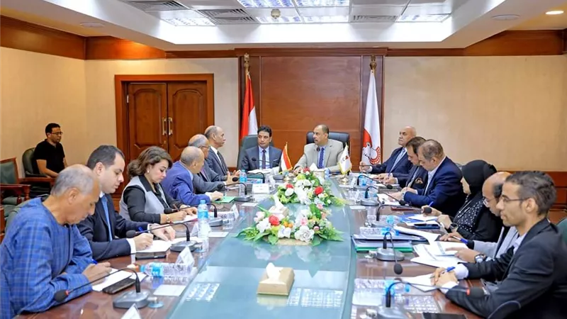 محافظ سوهاج يعقد اجتماعا مع أعضاء مجلس الشيوخ لمناقشة بعض القضايا والملفات