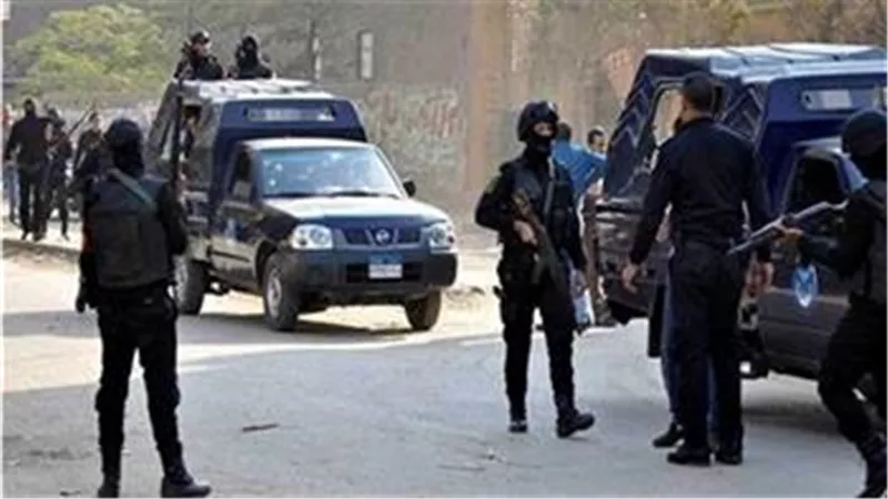 مطاردة شخص هرب من الشرطة لسيره بدراجة بخارية بدون لوحات