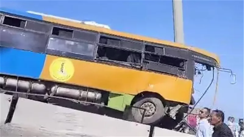 وفاة سائق أتوبيس النقل بعد حادث انقلابه بالطريق الدولي في الإسكندرية