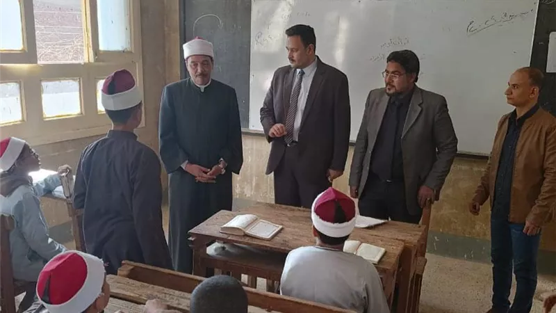 رئيس سوهاج الأزهرية يتابع سير العملية التعليمية بمعاهد ساقلتة ويكرم المتميزين