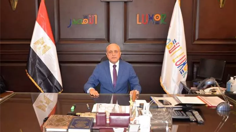محافظ الأقصر يوجه بمراجعة لافتات المنشآت التجارية وتطبيق عناصر الهوية البصرية