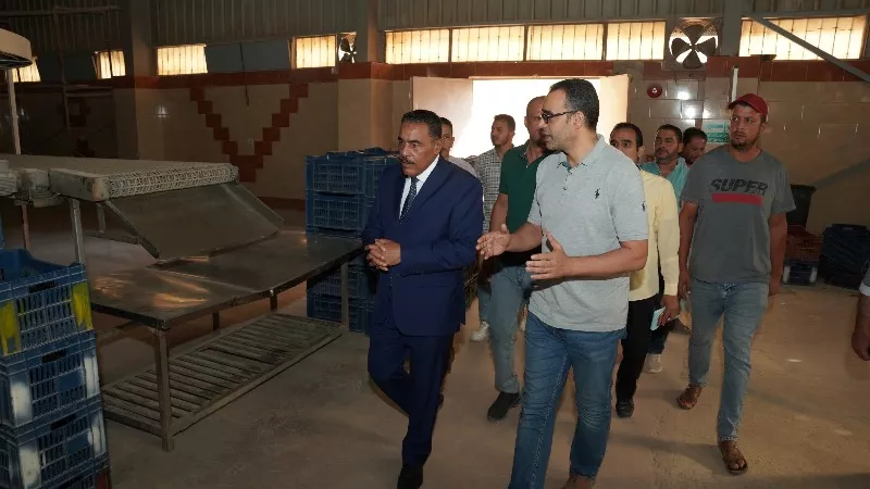 محافظ مطروح يتفقد خط إنتاج الرغيف المدعم بمجمع المخابز الآلية 