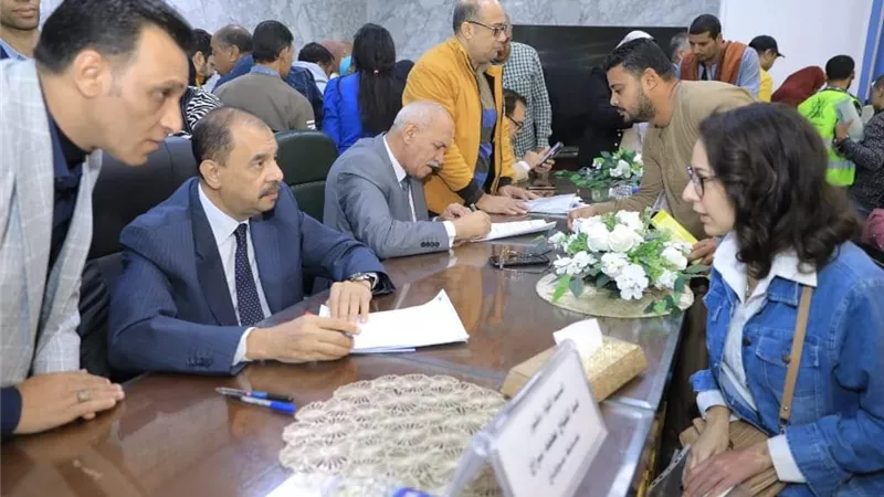 346 مواطناً يعرضون مشاكلهم وشكواهم على محافظ سوهاج خلال اللقاء الجماهيرى