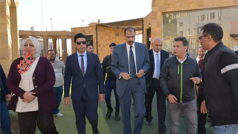 محافظ سوهاج يتفقد البازارات المخصصة لعرض منتجات الحرف التراثية بمرسى ناصر السياحي