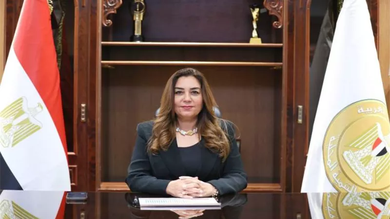 خيرالله  يهنئ الدكتورة منال عوض وزير التنمية المحلية لحصولها على جائزة التميز الحكومي العربي كأفضل محافظ