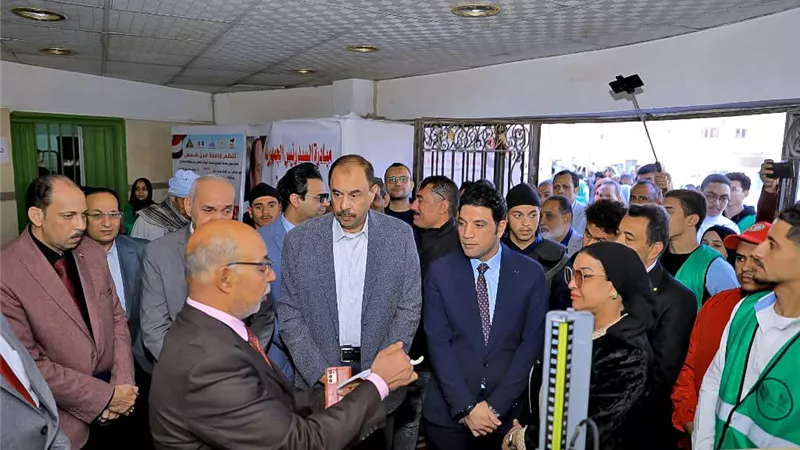 محافظ سوهاج يتفقد فعاليات القافلة الطبية المجانية بمستشفى الهلال الأحمر 