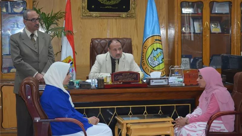 نائب رئيس جامعة الأزهر يكرم طالبتين؛ لإتقانهما حفظ القرآن الكريم بأسيوط 