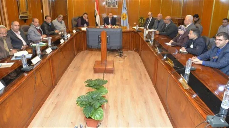 محافظ أسيوط يناقش تعظيم الإستفادة من المشروعات الصغيرة