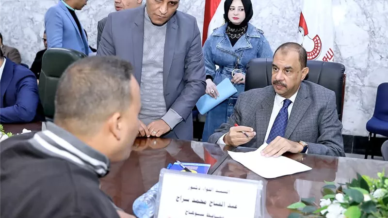 محافظ سوهاج يستمع لمطالب واحتياجات المواطنين فى اللقاء الجماهيرى الأسبوعى