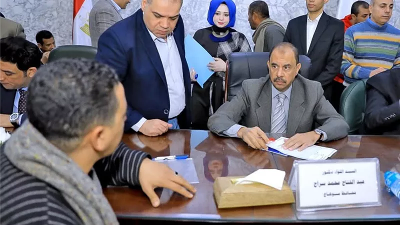 محافظ سوهاج يستمع لمطالب وشكاوى المواطنين خلال اللقاء الجماهيري 