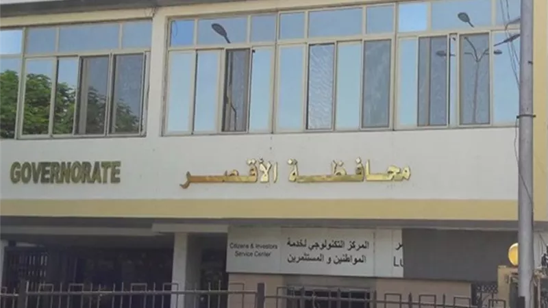 سكرتير عام الأقصر يبحث 25 طلبًا للمواطنين خلال «اليوم المفتوح»