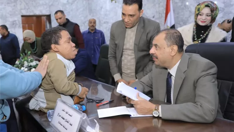 محافظ سوهاج يعقد اللقاء الجماهيري الأسبوعي للاستماع لمطالب واحتياجات المواطنين