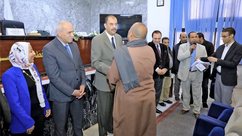 محافظ سوهاج يسلم 77 قطعة أرض بالظهير الصحراوي لقرية الكولة