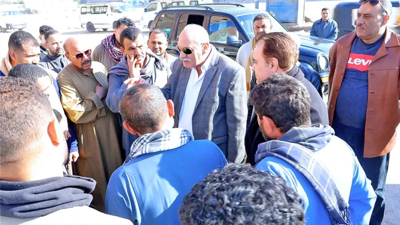 السكرتير العام والمساعد يتفقدان سير العمل بمواقف سيارات الأجرة بسوهاج 