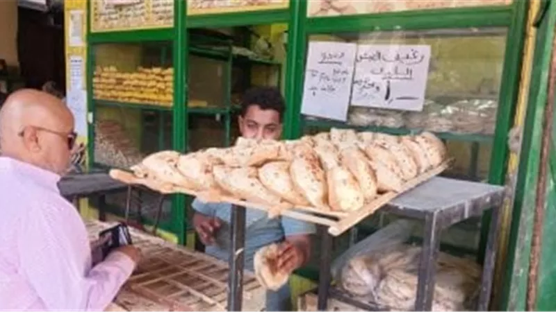 ضبط ماكينة صرف خبز بلدى ودقيق مدعم داخل مخبز عيش سياحي بالإسكندرية