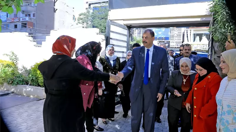 محافظ سوهاج يتفقد الجمعية النسائية لتحسين الصحة ويشيد بمستوى الخدمات المقدمة