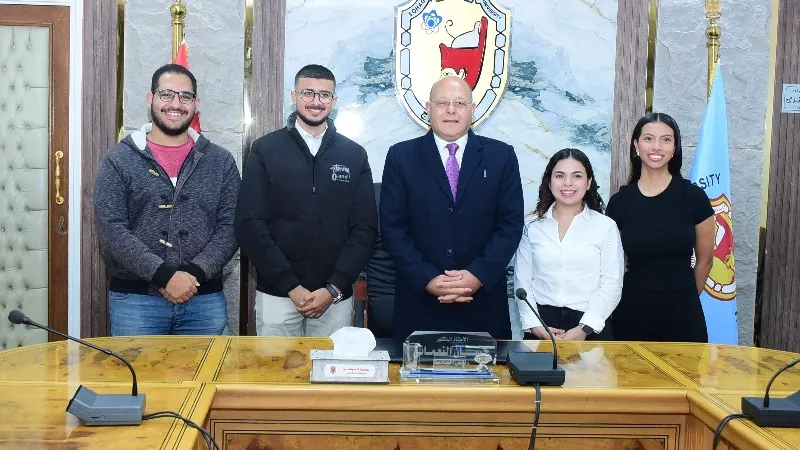 ضمن برنامج التبادل الطلابي.. رئيس جامعة سوهاج يلتقي وفدًا طلابيًّا من المكسيك