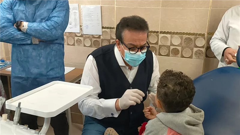 وزير الصحة يوقع الكشف الطبي علي طفل خلال تفقد مستشفي محلة مرحوم في الغربية