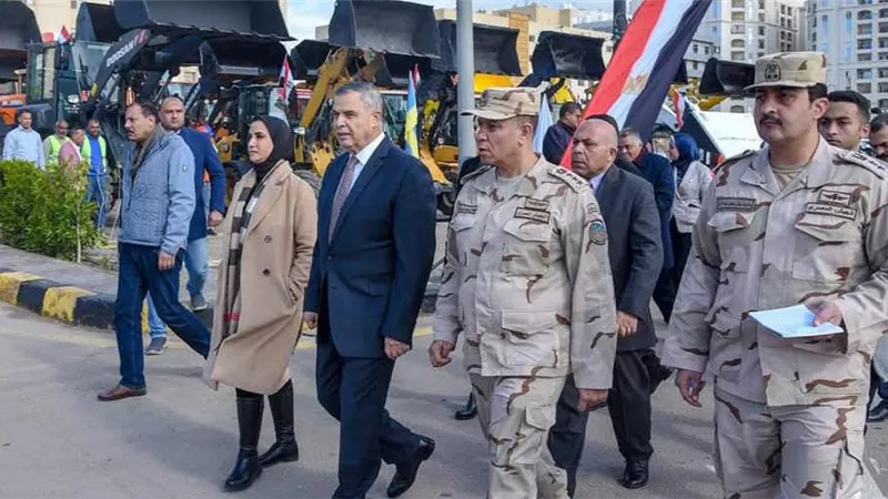 محافظ الإسكندرية يشهد اصطفاف مُعدات المحافظة الخاصة بمجابهة الأزمات والكوارث