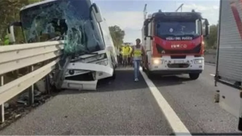 مصرع سيدة وطفلة وإصابة 9 أخرين فى انقلاب مينى باص على طريق الإسكندرية الصحراوى