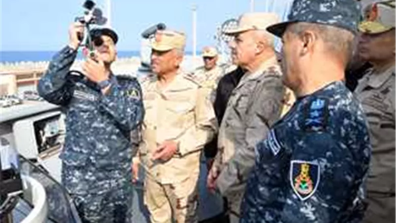 وزير الدفاع يتفقد قاعدة الإسكندرية البحرية ويلتقى بعدد من المقاتلين