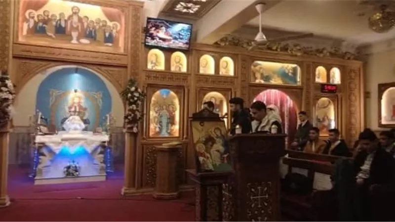 توافد أقباط سوهاج على الكنائس لأداء صلاة قداس عيد الميلاد 