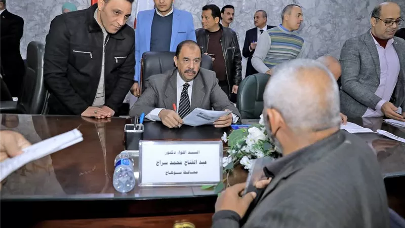 محافظ سوهاج يعقد اللقاء الجماهيري الأسبوعي للاستماع لمطالب المواطنين