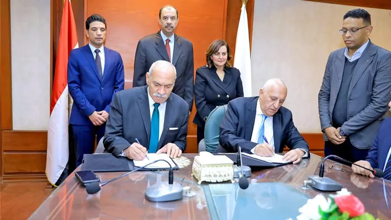 محافظ سوهاج يشهد توقيع عقد حق الانتفاع لمشروع إنتاج الدواجن بالأحايوة شرق