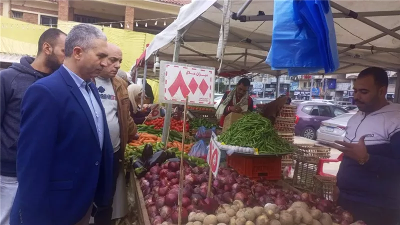 وكيل تموين الإسكندرية يتفقد سوق اليوم الواحد لضمان توافر السلع بأسعار مخفضة
