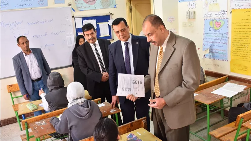 للاطمئنان على سير العمل.. محافظ سوهاج يتفقد أعمال غرفة العمليات المركزية بمديرية التعليم 
