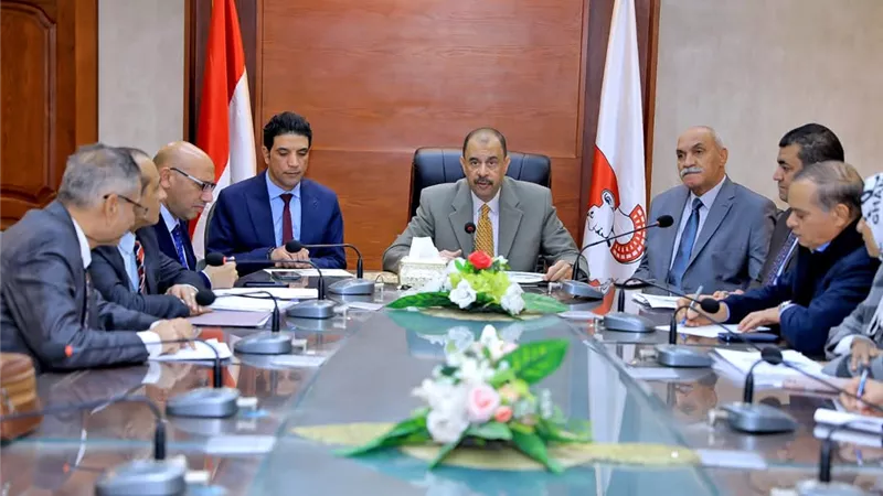 محافظ سوهاج يناقش الموقف التنفيذي لمشروع تطوير قصر الثقافة