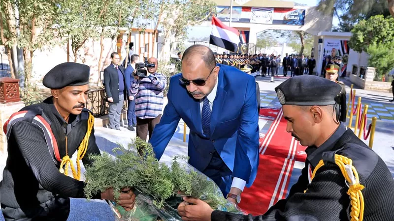 محافظ سوهاج يضع إكليلا من الزهور على النصب التذكاري لشهداء الشرطة