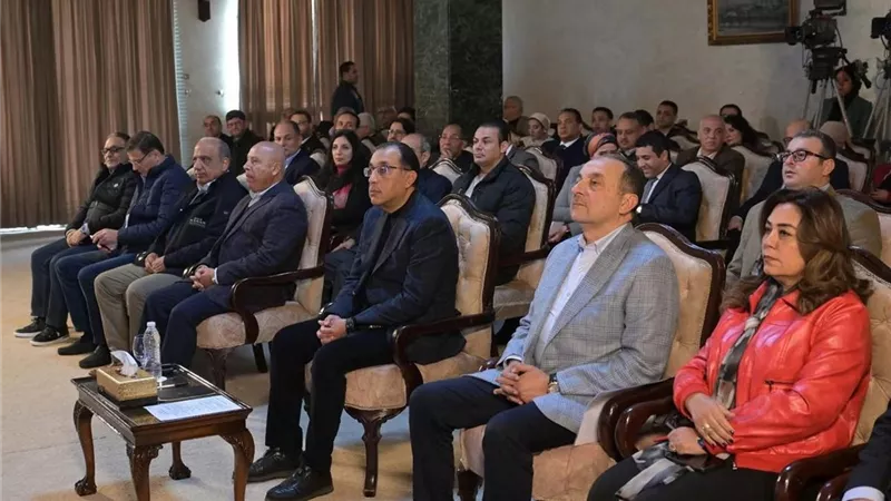 مدبولى: توجيهات رئاسية مستمرة بمواصلة عمليات التطوير لقطاع الغزل والنسيج