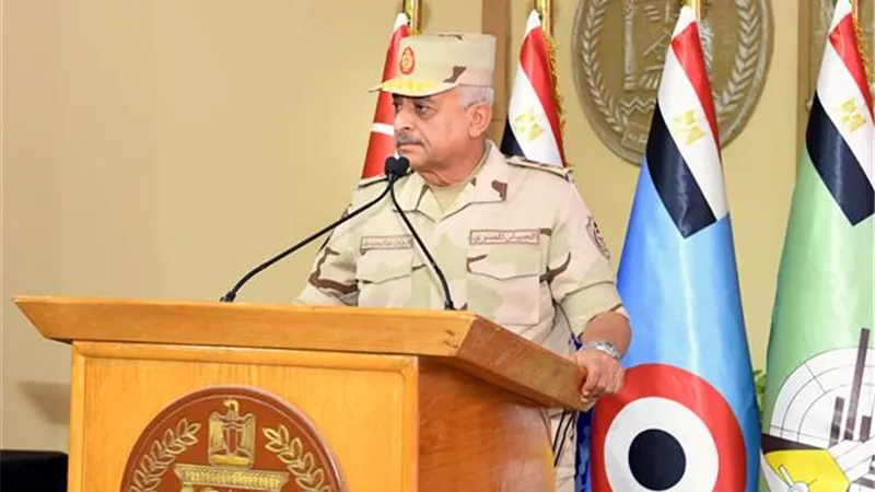 وزير الدفاع والإنتاج الحربي يتفقد قاعدة البحر الأحمر البحرية ويلتقى عددًا من المقاتلين