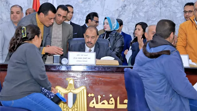 محافظ سوهاج يعقد اللقاء الجماهيري الأسبوعي للاستماع إلى شكاوى واحتياجات المواطنين