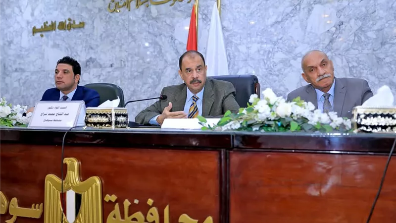 محافظ سوهاج يلتقي أعضاء وحدة حقوق الإنسان بالديوان العام والمديريات الخدمية والوحدات المحلية 