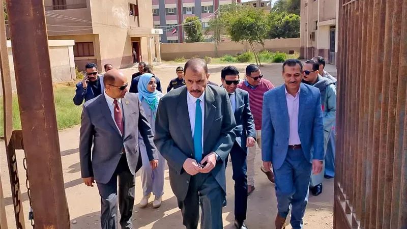 محافظ سوهاج يتابع مستوى الخدمات بقرية 