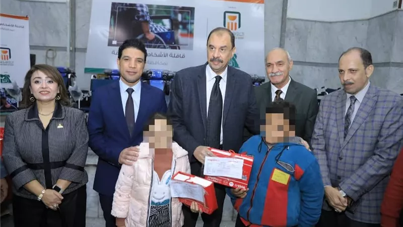 محافظ سوهاج يتفقد فعاليات القافلة الطبية لدعم ذوي الإعاقة بالتعاون مع 