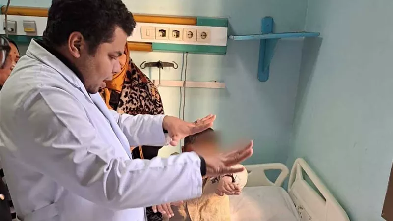 وكيل وزارة الصحة بسوهاج يستجيب لاستغاثة أسرة طفل يعاني ضمورًا بالعضلات