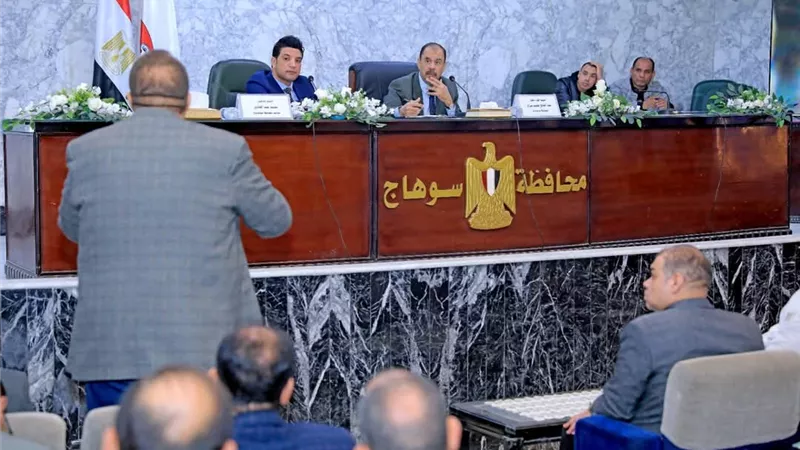 محافظ سوهاج يعقد اجتماعا لبحث الموقف التنفيذي لمشروعات المبادرة الرئاسية 