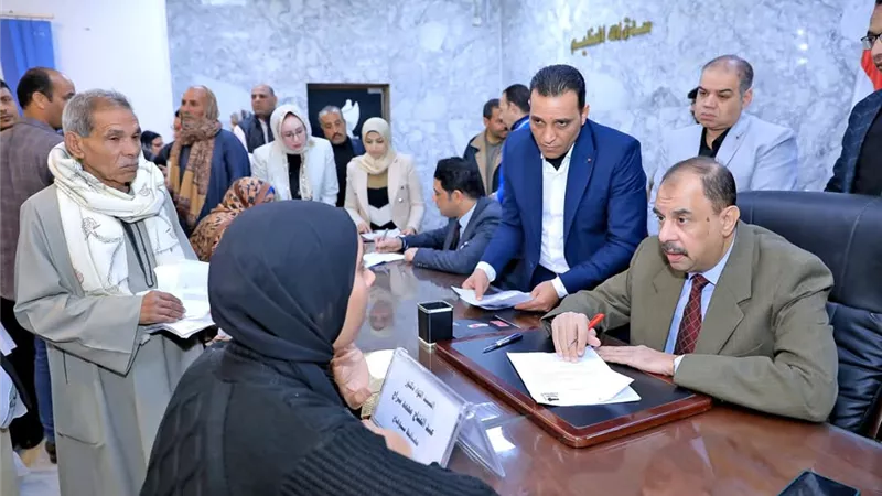 محافظ سوهاج يستمع إلى شكاوى واحتياجات المواطنين خلال اللقاء الجماهيري 