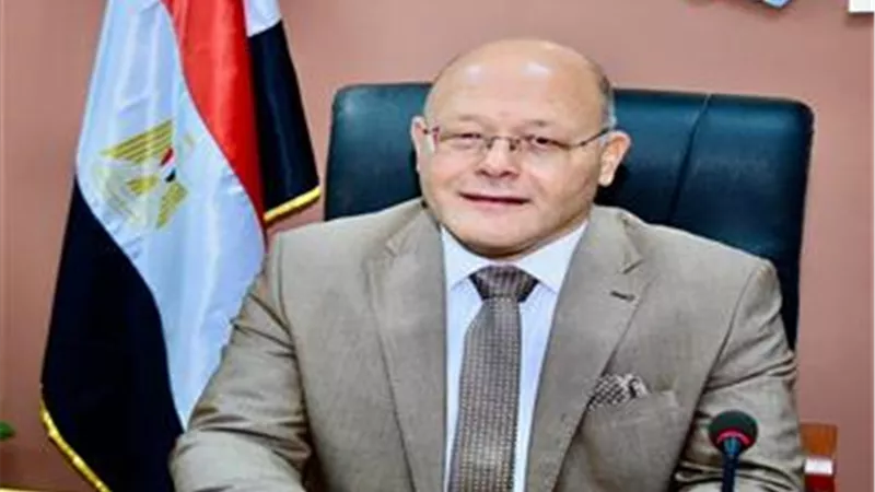 حالتها جيدة.. رئيس جامعة سوهاج يطمئن على الحالة الصحية لطالبة سقطت من الطابق الثالث بالمدينة الجامعية