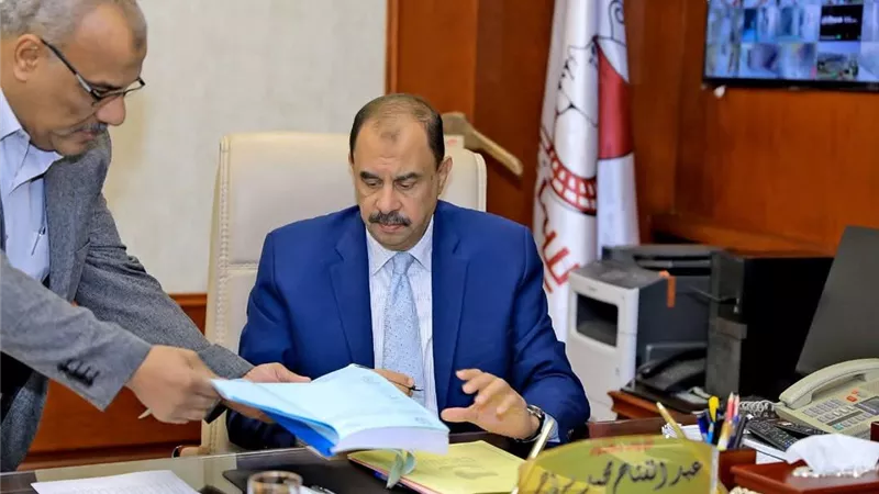 محافظ سوهاج يعتمد ترقية 2109 موظف بالديوان العام والوحدات المحلية