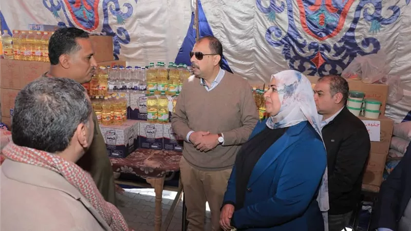 محافظ سوهاج يتفقد معرض 