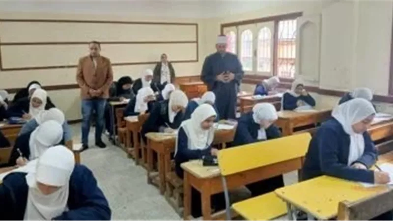 رئيس منطقة الإسكندرية الأزهرية يتابع انطلاق امتحانات النقل للمرحلة الثانوية