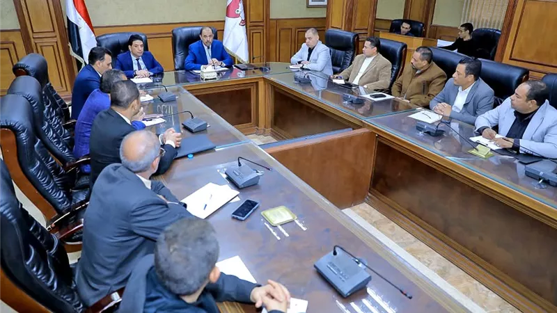محافظ سوهاج يعقد اجتماعًا مع رؤساء الوحدات المحلية ومسئولي ملف التقنين