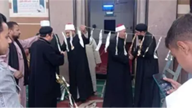 شيوخ وقساوسة قوص يشاركون في تعليق زينة رمضان بقنا