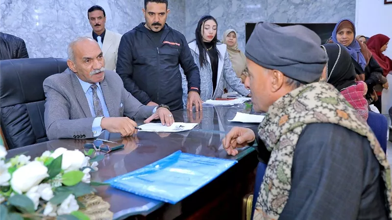 سكرتير محافظة سوهاج يستمع لمطالب وشكاوى المواطنين فى اللقاء الجماهيرى