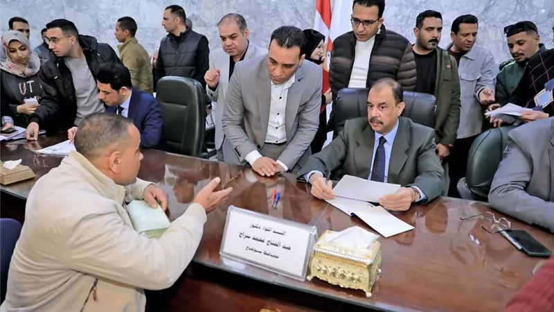 محافظ سوهاج يستمع إلى شكاوى ومطالب المواطنين خلال اللقاء الجماهيري الأسبوعي 