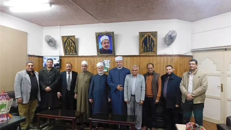 رئيس منطقة سوهاج الأزهرية يلتقي مديري المراحل والاعضاء الفنيين لمناقشة تقارير سير العملية التعليمية